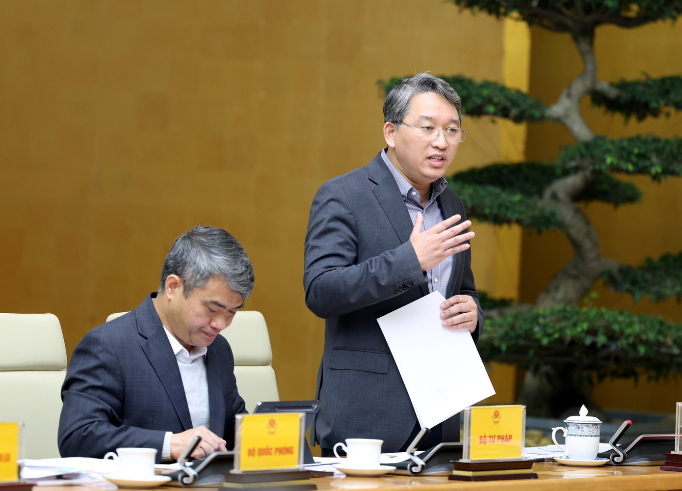 Bộ trưởng Bộ Tư pháp Nguyễn Hải Ninh phát biểu tại phiên họp. Ảnh: VGP