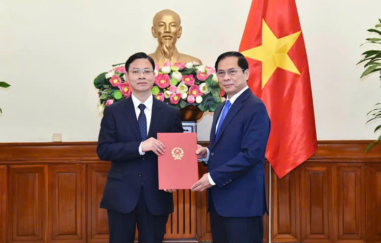 Thứ trưởng Ngoại giao Ngô Lê Văn (bên trái) kiêm giữ chức Chủ nhiệm Ủy ban Công tác về các tổ chức phi chính phủ nước ngoài. Thứ trưởng Ngoại giao Ngô Lê Văn (bên trái) kiêm giữ chức Chủ nhiệm Ủy ban Công tác về các tổ chức phi chính phủ nước ngoài.