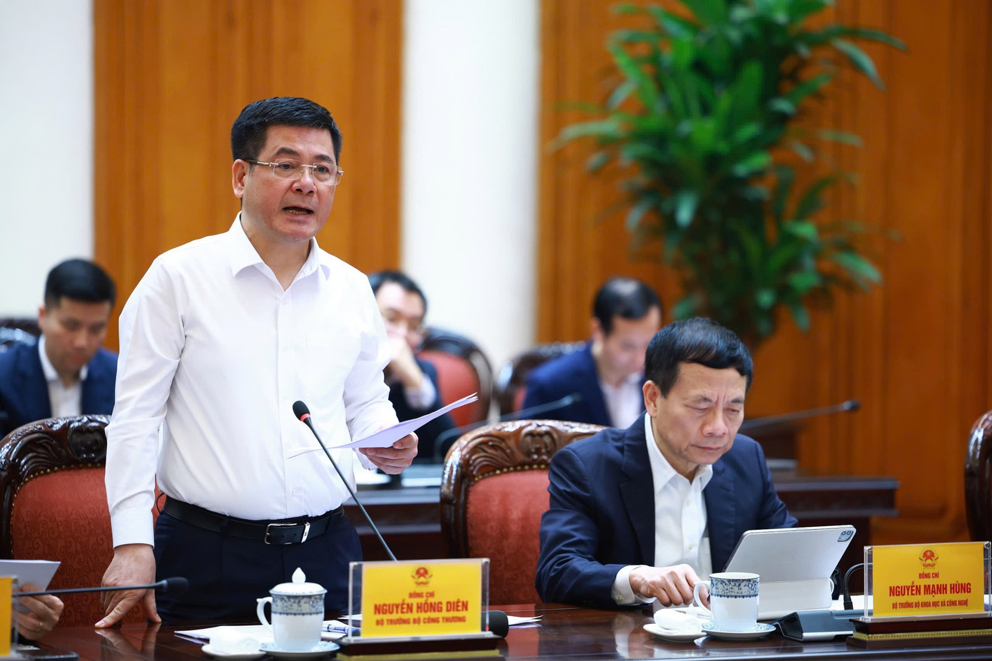 Các thành viên Chính phủ phát biểu tại phiên họp. Ảnh: Nhật Bắc.