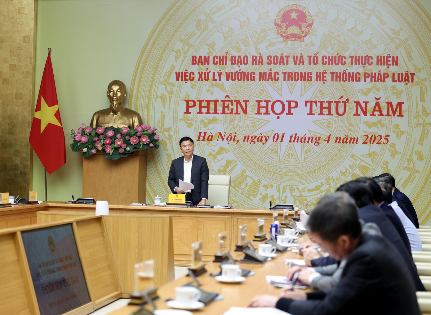 Phó Thủ tướng Chính phủ Lê Thành Long phát biểu tại phiên họp. Ảnh: VGP