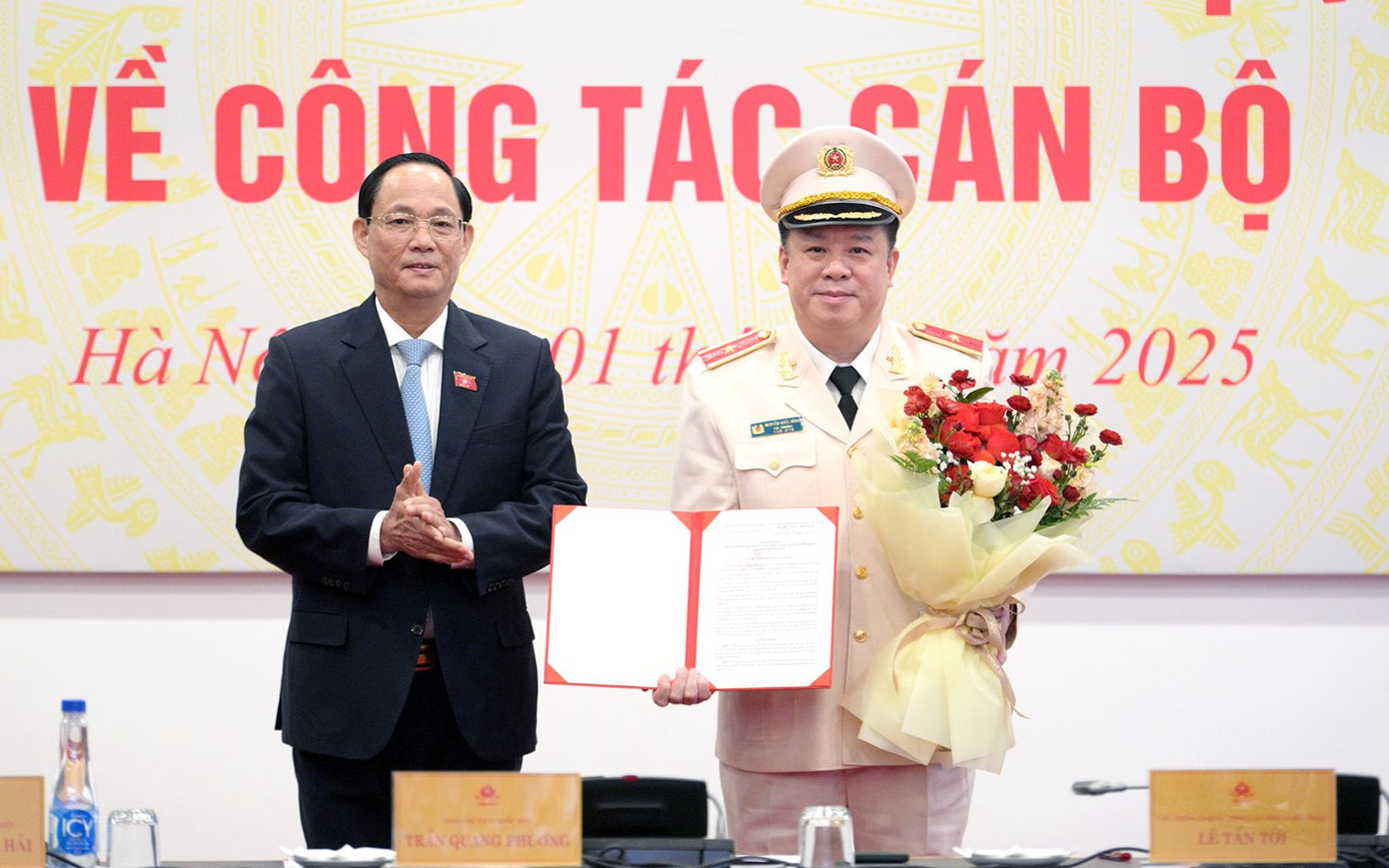 Phó Chủ tịch Quốc hội Trần Quang Phương trao Nghị quyết và tặng hoa chúc mừng Phó Chủ nhiệm Ủy ban Quốc phòng, An ninh và Đối ngoại Nguyễn Quốc Hùng. Ảnh: QH