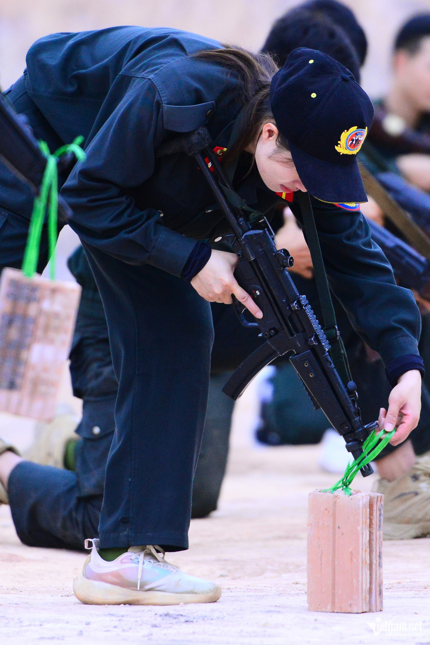 Các bài tập bắn súng tại trung tâm được thiết kế theo tình huống giả định thực tế, như phục kích, truy bắt đối tượng, hay giải cứu con tin, với yêu cầu cao về độ chính xác và khả năng xử lý dưới áp lực.