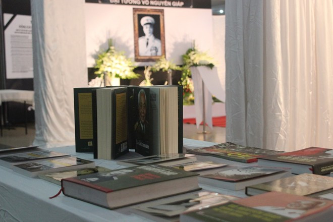  Nhà Văn hóa Thanh niên chuẩn bị các loại sách viết về Đại tướng ngay cạnh nơi viếng 