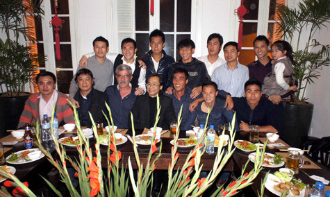 Các trợ lý và học trò của ông Tô chụp ảnh lưu niệm trước bữa tiệc tại Nhà hàng.