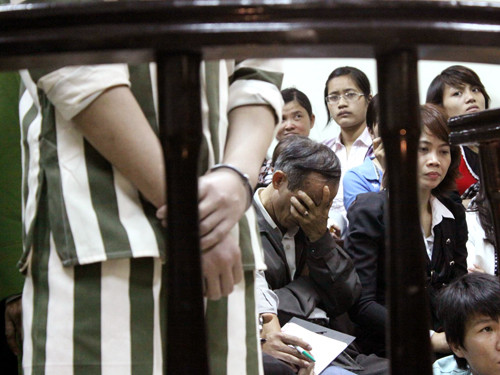 Ông ba bệt khóc khi nghe HĐXX đọc lại bản án và cách thức Nghĩa giết con gái ông