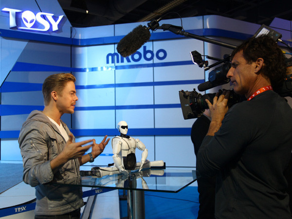 Derek Hough và robot của TOYSY. Derek Hough và