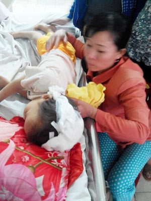 Bà M. đang chăm sóc con trai với vết thương nặng trên đầu