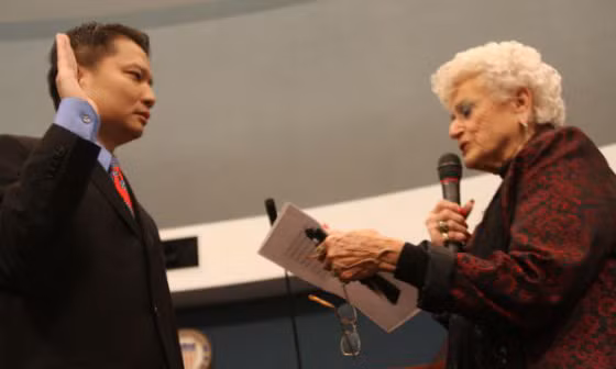 Ông Tri Ta tuyên thệ nhậm chức