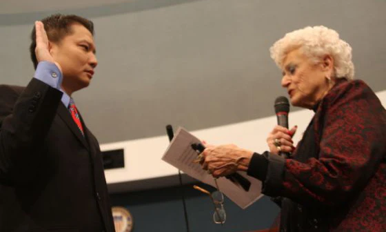 Ông Tri Ta tuyên thệ nhậm chức