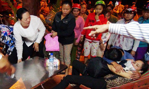 Vợ chồng ôm nhau khóc chờ tin con. Bài viết: http://news.zing.vn/Ngat-xiu-cho-tin-con-mat-tich-o-bien-Can-Gio-post381410.html#home_featured.noibat Nguồn Zing News 