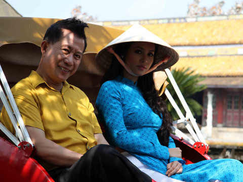 Ngày thứ hai tại Huế, Hoàng My và Mr. Yan đã thăm quan cung đình Huế để hiểu thêm lịch sử triều Nguyễn và thưởng thức ẩm thực cung đình