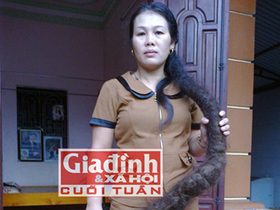 Chị Mậu với mái tóc kết quấn quanh người tựa như con trăn khổng lồ. Ảnh: T.G. Chị Mậu với mái tóc kết quấn quanh người tựa như con trăn khổng lồ. Ảnh: T.G