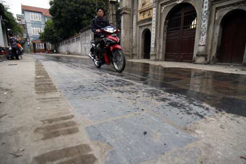 Con đường này do cụ Hoàng Thùy Chi, Tổng trấn Bắc Giang chỉ đạo khởi công xây dựng từ năm 1933 đến năm 1943 mới xong