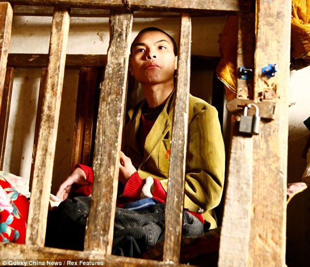 Wei Yun, 23 tuổi chỉ biết ngồi trong cũi gỗ chật hẹp. Wei Yun, 23 tuổi chỉ biết ngồi trong cũi gỗ chật hẹp