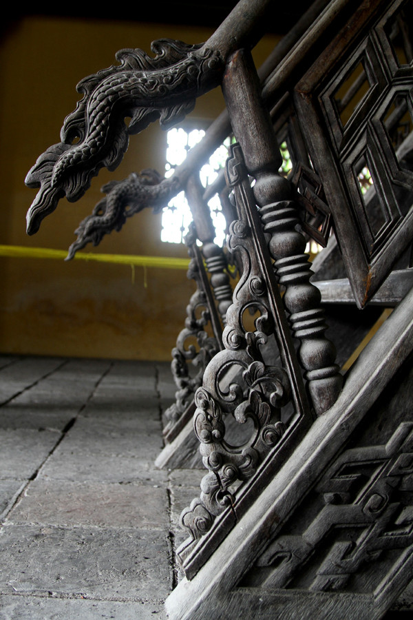 Đầu cầu thang có hình rồng