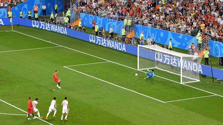 Ronaldo đá hỏng phạt đền, Bồ Đào Nha rơi ngôi đầu bảng ảnh 23