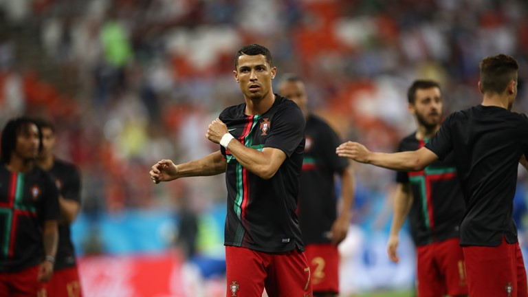 Ronaldo đá hỏng phạt đền, Bồ Đào Nha rơi ngôi đầu bảng ảnh 10