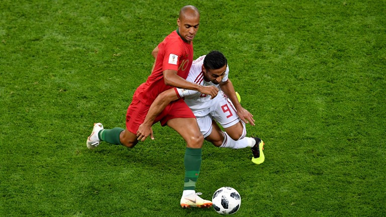 Ronaldo đá hỏng phạt đền, Bồ Đào Nha rơi ngôi đầu bảng ảnh 16