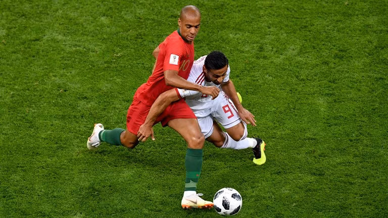 Ronaldo đá hỏng phạt đền, Bồ Đào Nha rơi ngôi đầu bảng ảnh 16