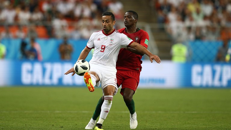 Ronaldo đá hỏng phạt đền, Bồ Đào Nha rơi ngôi đầu bảng ảnh 18