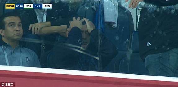 Xem Argentina đấu Nigeria, Maradona ăn mừng ầm ĩ và... ngủ gật ảnh 9