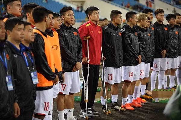 Lục Xuân Hưng chống nạng, bật khóc vì tan mộng Asian Cup 2019 ảnh 1