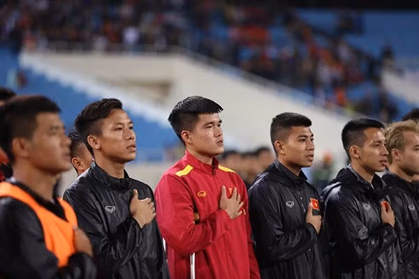 Lục Xuân Hưng chống nạng, bật khóc vì tan mộng Asian Cup 2019 ảnh 2