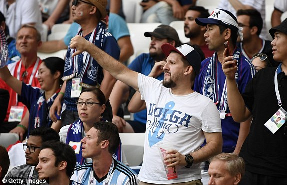 Bị chỉ trích 'đá ma' câu giờ, HLV Nhật Bản nói gì? ảnh 4