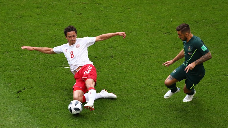 Australia giành điểm đầu tiên ở World Cup 2018 nhờ VAR ảnh 17