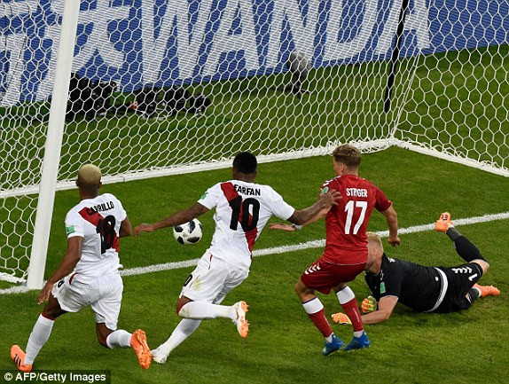 Peru 0-1 Đan Mạch: Khung thành bị ‘ma ám’ ảnh 3