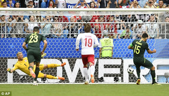 Australia giành điểm đầu tiên ở World Cup 2018 nhờ VAR ảnh 14