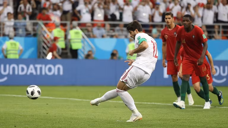 Ronaldo đá hỏng phạt đền, Bồ Đào Nha rơi ngôi đầu bảng ảnh 29