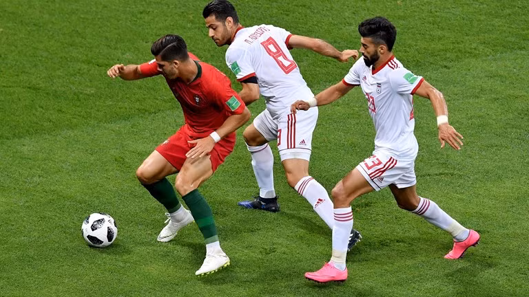 Ronaldo đá hỏng phạt đền, Bồ Đào Nha rơi ngôi đầu bảng ảnh 17