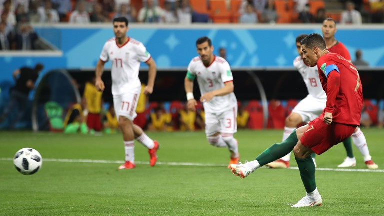 Ronaldo đá hỏng phạt đền, Bồ Đào Nha rơi ngôi đầu bảng ảnh 22