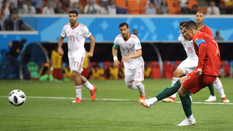 Ronaldo đá hỏng phạt đền, Bồ Đào Nha rơi ngôi đầu bảng ảnh 22