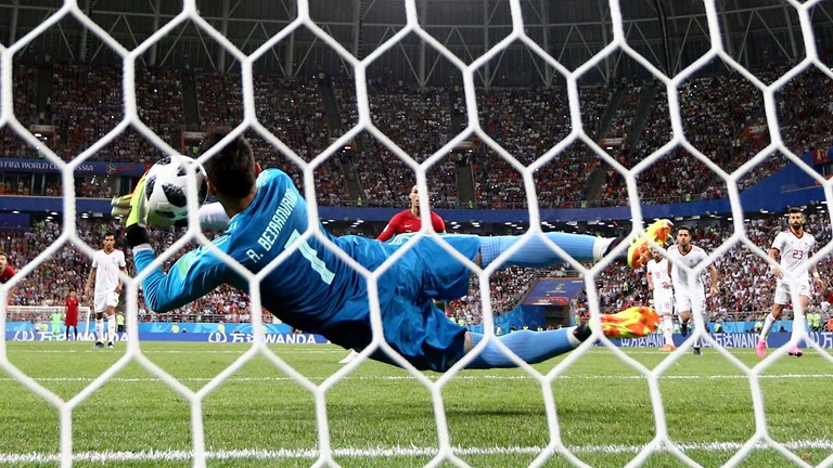 Ronaldo đá hỏng phạt đền, Bồ Đào Nha rơi ngôi đầu bảng ảnh 25