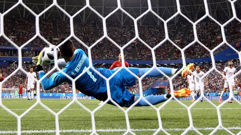 Ronaldo đá hỏng phạt đền, Bồ Đào Nha rơi ngôi đầu bảng ảnh 25