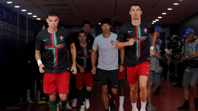 Ronaldo đá hỏng phạt đền, Bồ Đào Nha rơi ngôi đầu bảng ảnh 9