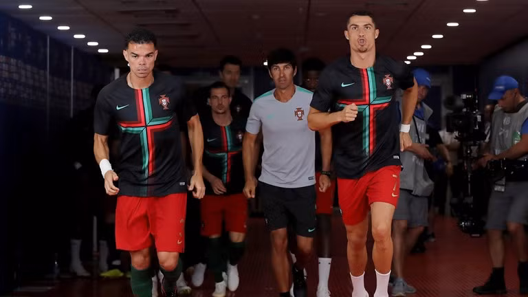 Ronaldo đá hỏng phạt đền, Bồ Đào Nha rơi ngôi đầu bảng ảnh 9