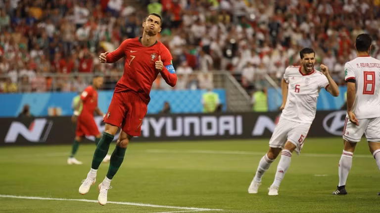 Ronaldo đá hỏng phạt đền, Bồ Đào Nha rơi ngôi đầu bảng ảnh 14