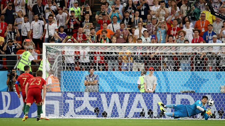 Ronaldo đá hỏng phạt đền, Bồ Đào Nha rơi ngôi đầu bảng ảnh 24
