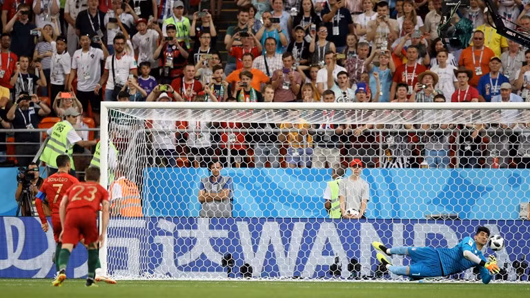 Ronaldo đá hỏng phạt đền, Bồ Đào Nha rơi ngôi đầu bảng ảnh 24