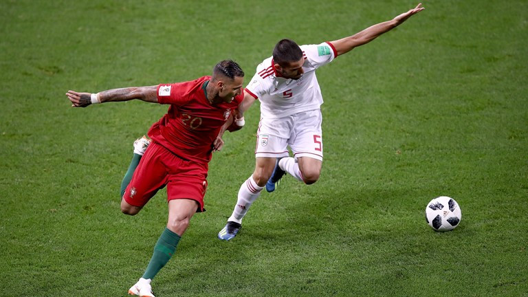 Ronaldo đá hỏng phạt đền, Bồ Đào Nha rơi ngôi đầu bảng ảnh 26