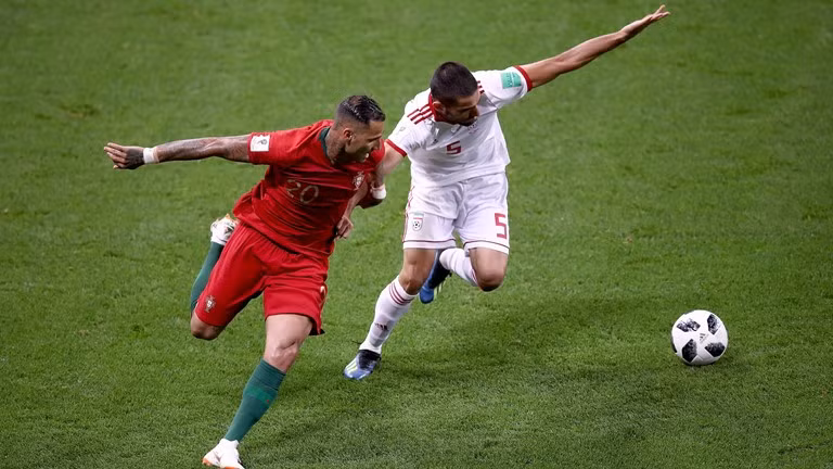 Ronaldo đá hỏng phạt đền, Bồ Đào Nha rơi ngôi đầu bảng ảnh 26