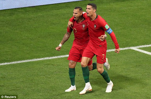 Ronaldo đá hỏng phạt đền, Bồ Đào Nha rơi ngôi đầu bảng ảnh 21