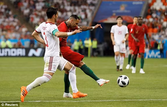 Ronaldo đá hỏng phạt đền, Bồ Đào Nha rơi ngôi đầu bảng ảnh 19