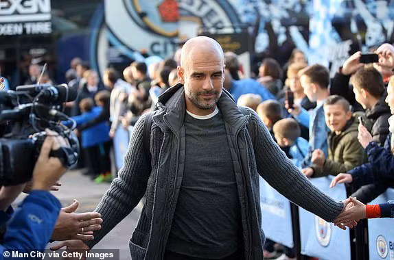 Thắng dễ M.U ở derby, Man City tái chiếm ngôi đầu Ngoại hạng Anh ảnh 4