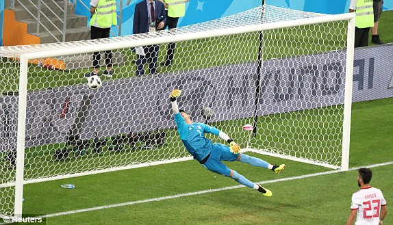 Ronaldo đá hỏng phạt đền, Bồ Đào Nha rơi ngôi đầu bảng ảnh 20