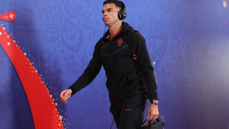 Ronaldo đá hỏng phạt đền, Bồ Đào Nha rơi ngôi đầu bảng ảnh 5