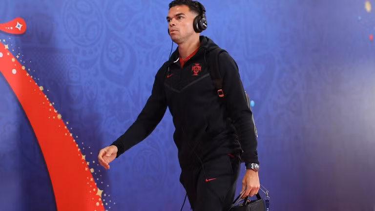 Ronaldo đá hỏng phạt đền, Bồ Đào Nha rơi ngôi đầu bảng ảnh 5